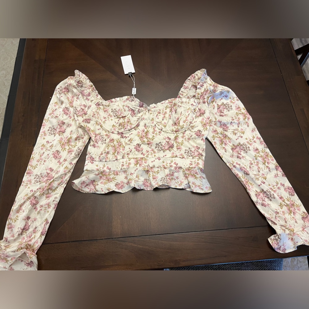 Long Sleeve Sweetheart Cinch Bust Floral Top
Off white mauve. Size small.